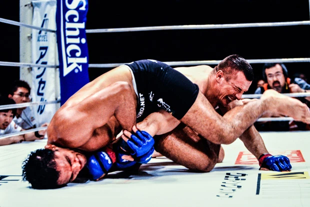 ミルコの打撃に苦しみながら、ノゲイラが腕ひしぎ十字固めで大逆転勝利した伝説の試合