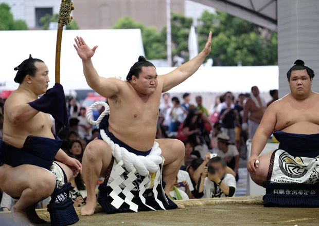 4500人を収容する特設テントの中で土俵入りする白鵬。大々的な屋外巡業にファンも大興奮