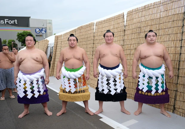 「4横綱」がそろい踏み。(左から)稀勢の里、日馬富士、白鵬、鶴竜