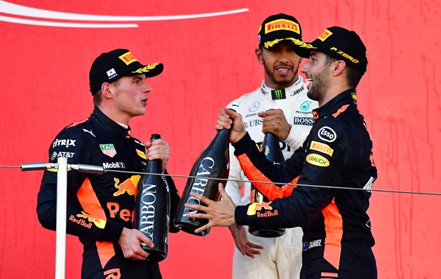 予選ではメルセデスに歯が立たなかったものの、決勝レース終盤、ハミルトン(中央)を追い詰めたレッドブルのフェルスタッペン(左)と3位表彰台のリカルド