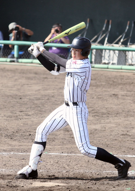 2年前の夏の甲子園では、1年生にして4番を務めた村上。長打だけでなく、ヒットも量産する巧打を兼ね備えた“打てる捕手”として活躍が期待される