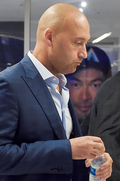 巨額の赤字経営の立て直しを託されたマーリンズのジーターCEO。複数の主力選手の放出は免れない状況だけに、その表情も心なしか暗い? そんなジーターを、背後からイチローのパネルがじっと見つめている……