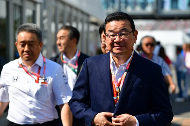 決勝レース前にマクラーレンのピットを訪れたホンダの八郷隆弘社長(右)。来季からのトロロッソへのエンジン供給、その胸中はいかに?