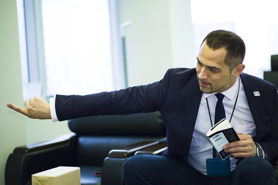 ジェスチャーを交えながら、人差し指を伸ばすこと一つとっても、「“全力を出す”のはそう簡単なことではない」と話す室伏氏