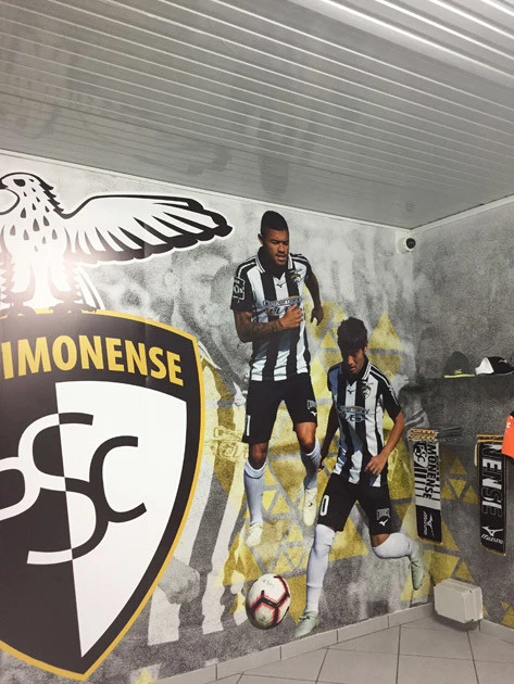 ホームスタジアム内の壁には、チームの主力選手と並んで、背番号10をつけた中島の写真も(右)。ポルティモネンセで2年目のシーズンを迎えた中島の存在感は増すばかりだ