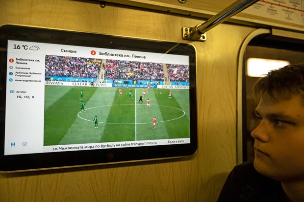 地下鉄や鉄道の車内で試合中継を見ることもできる