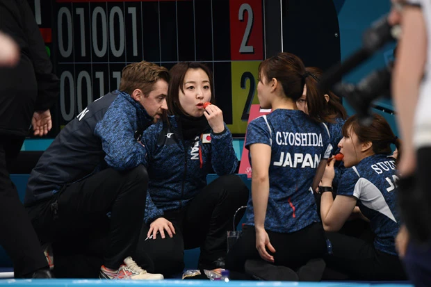 輪になっておやつを食べる姿や満面の笑みが仲が良さそうでかなりの好印象!