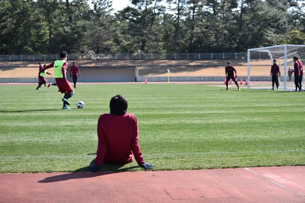練習中、内田は同じ右サイドバックの伊東(左上)のすぐそばに座り、アドバイスを送っていた。