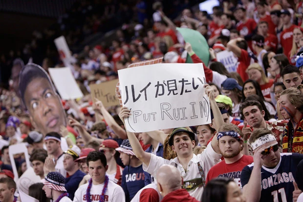 豪快なプレーと愛嬌のあるキャラクターで、地元ファンの間での八村人気は高い。