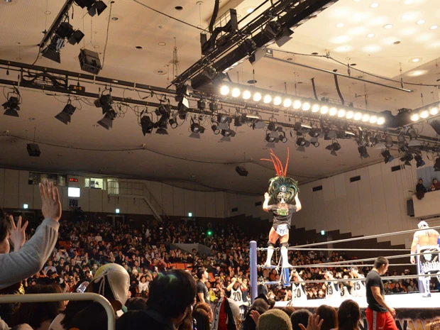 両手を高く上げるお馴染みの応援ポーズ“ゲレーロスの雄叫び”で客席が波打つほどの人気!