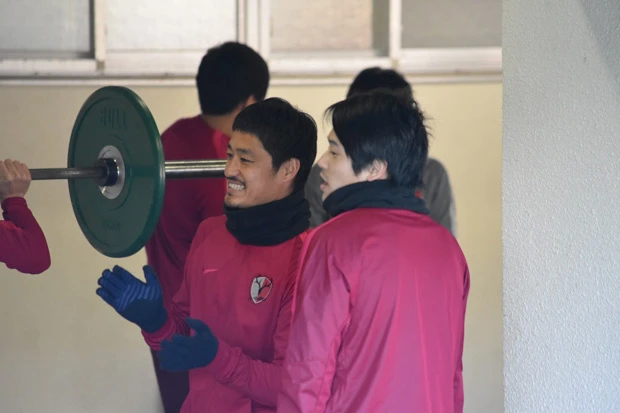 闘将・小笠原満男(左)とともに練習を盛り上げる内田。内田の加入で練習の雰囲気が明るくなった。