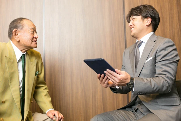 取材終了後、愛犬(パグ)の写真を見せる江夏氏。高橋監督も無類のパグ好きということで、おふたりとも大盛り上がり。「いぬ年」にふさわしい対談になった