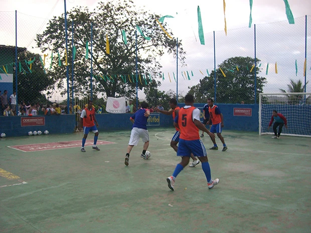 現地の人たちとのサッカーを通して交流するサポ村の参加者たち。こうした交流イベントも魅力のひとつ