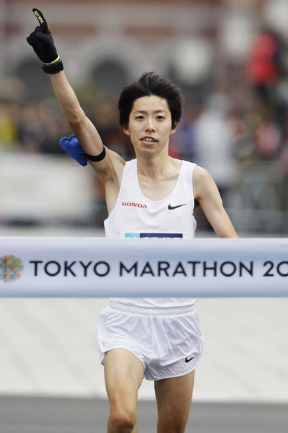 それまでの日本記録を5秒更新する2時間6分11秒でフィニッシュした設楽悠太。報奨金1億円もゲットして大きな話題を呼んだ