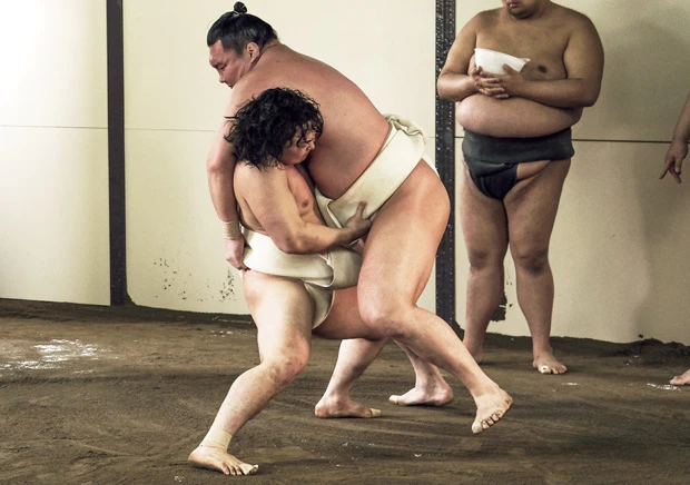 まるで大人と子供ほどの体格差がありながら、稽古で横綱・白鵬に必死で食らいつく炎鵬