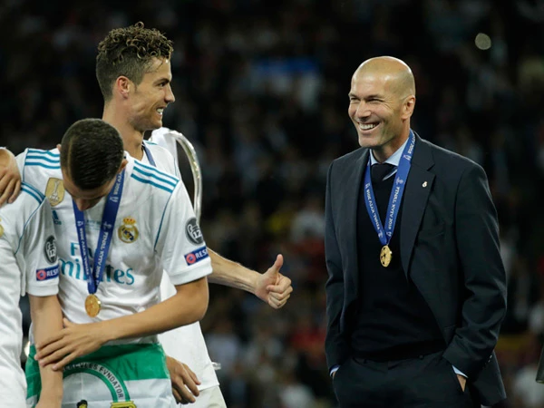 表彰式で笑顔を見せるジダン監督(右)とロナウド(左)。