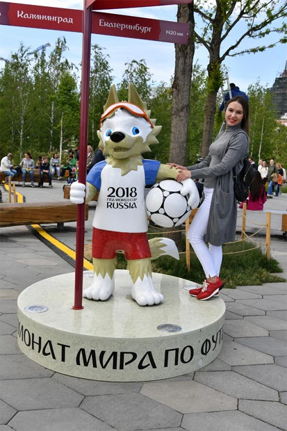 海外の観光客のほかロシア人も多く試合観戦に来ている