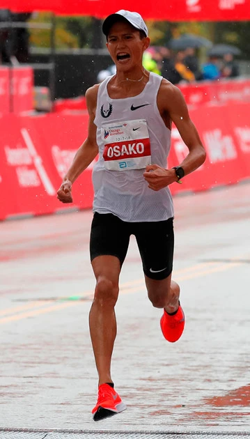 マラソン挑戦３戦目で２時間５分５０秒の日本新記録を樹立。報奨金の１億円を手にした