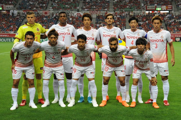 前半戦で8連敗を喫するなど、低迷する名古屋が充実の補強を行なった。前半戦は孤立することが多かった、元ブラジル代表FWのジョー(後列左から2人目)の得点が増えれば、J1残留に光が見えてくる