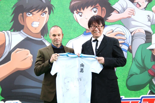 『キャプテン翼』の聖地、東京・四ツ木でイニエスタと作者・高橋陽一が共演！