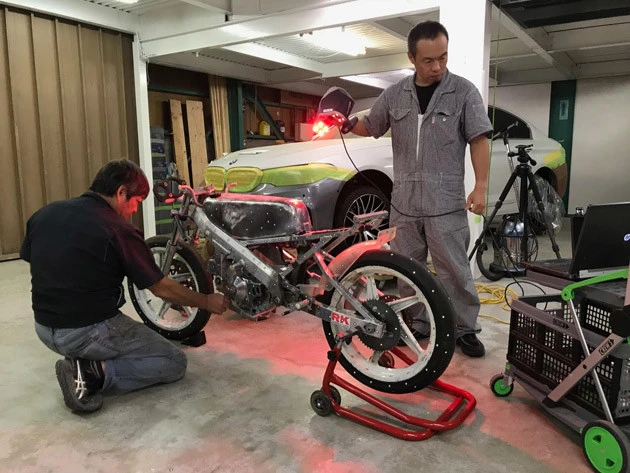 車体を覆うカウリングを設計・製造する工房。ベースマシンを3Dスキャンで採寸しているところ