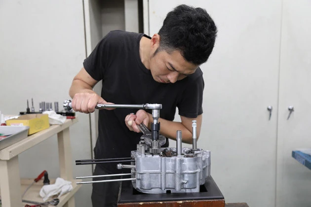 本番用エンジンの組み立ては、武川の本社工場で熟練の組立工により行なわれた