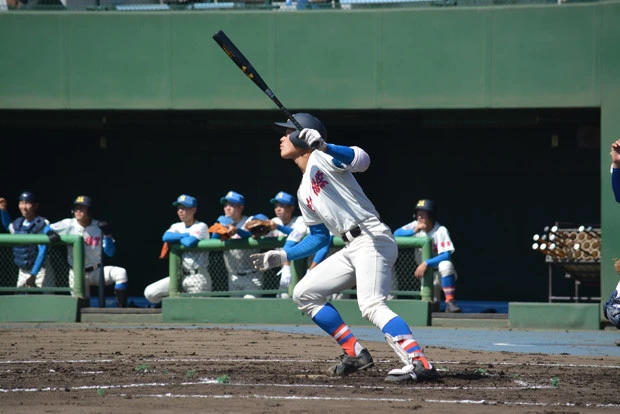 １年の秋から花咲徳栄の４番を務める野村。高校通算５２本の本塁打を誇り、逆方向にも長打が打てる強打が魅力。投手としても最速１４６キロを投げるなど、「二刀流」の選手としても注目を集める