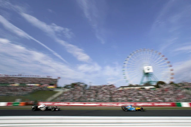 【第1位 2005年 17番手スタートのライコネンが最終ラップでトップに! 】1台ずつタイムアタックを行なう予選だった2005年の日本GP。セッション後半に降りだした雨の影響でルノーのアロンソが予選16位、マクラーレンのライコネンが17位と後方からのスタート。しかし、レースではこの2台がすさまじい追い上げを見せ、アロンソの130R「大外刈り」や、ライコネンの最終ラップでの大逆転など、スリリングな追い抜きを連発