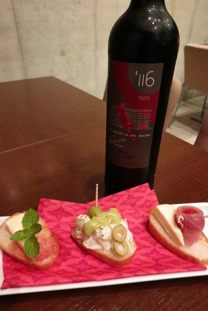 三宮のスポーツバー「スポルテリア」のイニエスタワイン(赤)とイニエスタ・ピンチョス