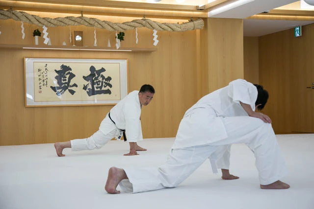 「大切なのは、自分を支える力」という松井館長。自らの体重を完全にコントロールできるだけの内なるパワーが必要、そして、そこから生まれる動きには無駄がなく、相手への打撃が空振りしても、バランスを崩すことはないのだ