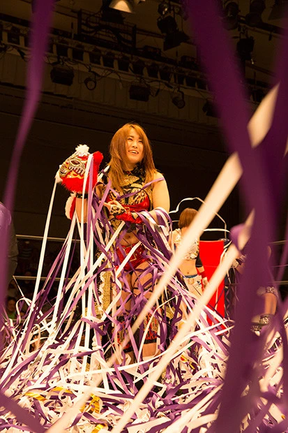 毎試合、圧倒的な量の紙テープが舞う。ラストマッチ(6月17日、東京・後楽園ホール)ではマットが白と紫の紙テープで埋もれた