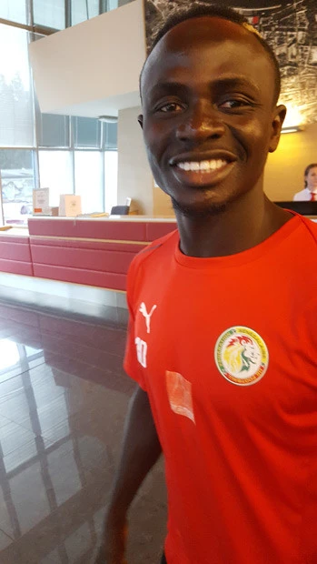 爽やかに対応してくれたマネ。今夏にレアル・マドリードへの移籍も噂されるビッグスターだ