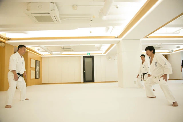 ドラゴン先生のマンツーマン指導を快く引き受けていただいた。広々とした道場で、自分だけのために館長が稽古をつけてくださるという奇跡。門下生もうらやむだろう果報者だ