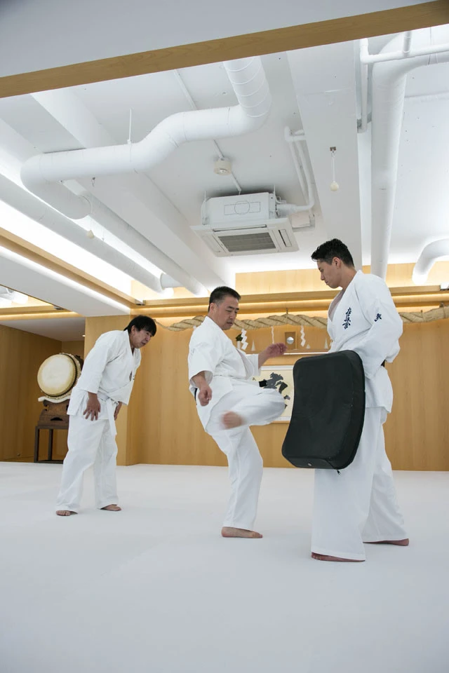 時折、見せてくださる手本。右足は動いている(写真でぶれている)のに、それ以外の部位はまるでゆるぎなし! ムチのようにしなる足はミットに当たり、ドスンという半端ない音を出す