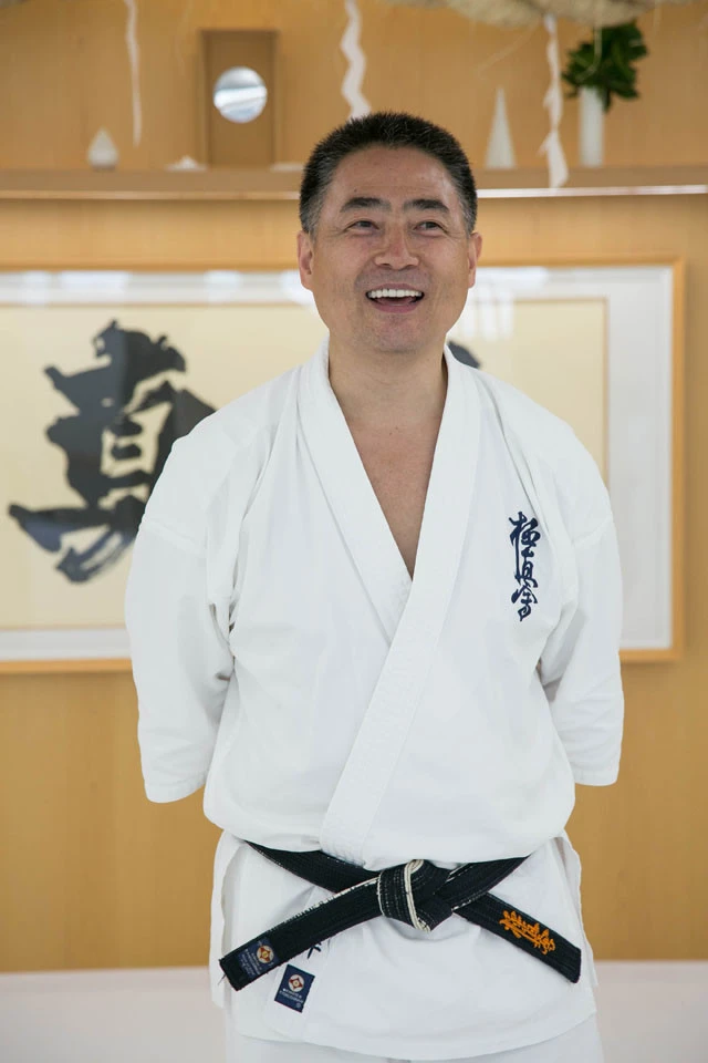 稽古終盤は道場全体に打ち解けた空気が流れる。館長にも白い歯を見せて笑うシーンが増えてきたような...。一方で、ドラゴン先生には、ちょっとした試練の時間が待ち構えているのだが、それは漫画作品で確認していただこう