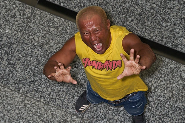 新日本プロレス・本間朋晃が奇跡の復帰戦へ。三途の川から呼び戻してくれた妻の「声」とは