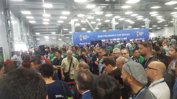 チケットデスクに群がる各国取材陣。モスクワの2会場では