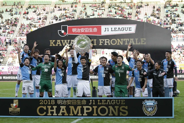 ２試合を残して早々と連覇を決定。守備を固めてカウンターを狙うスタイルのチームが多いＪリーグにあって、細かなパスワークをベースにした川崎の攻撃的なサッカーは異質だ