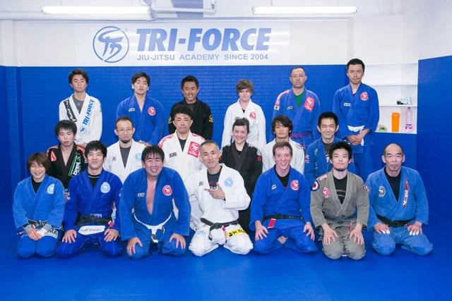 体験入門初日、新宿道場でのレッスンに集まっていただいた皆さんと。初級レベルだけでなく、指導者や上級の帯の選手もにこやかに参加！