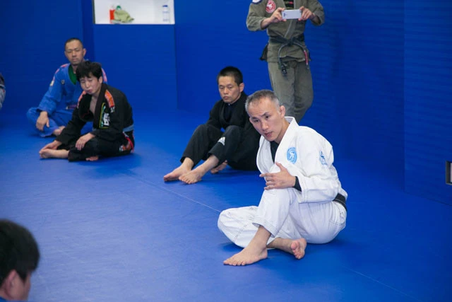 トライフォース柔術アカデミー新宿にて。受講生たちは、早川氏が美しいフォームで見せるお手本と同じ動きを体得するように練習する