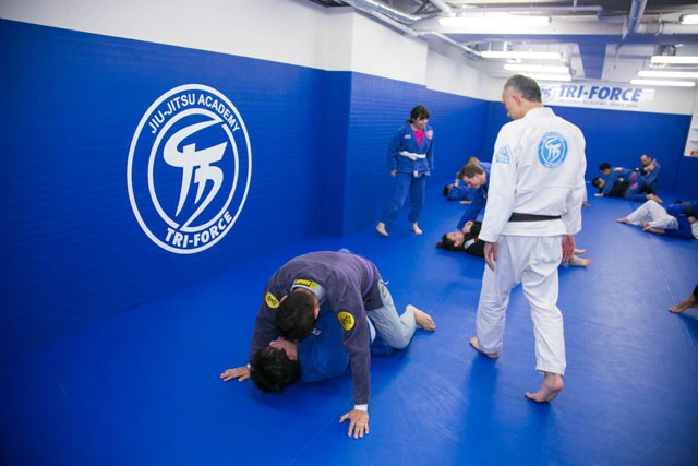 ペアになり組み手の練習。マットの上を歩き回り、受講生たちの動きをチェック。ドラゴン先生にも「いいですね！」と声をかける早川氏