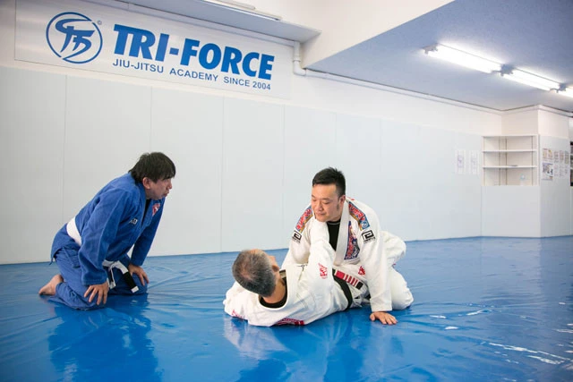 早川氏と新明佑介（しんみょう・ゆうすけ）氏によるお手本をアリーナ席状態で見学する先生。なんとも贅沢な体験入門の時間となった！