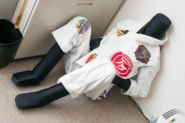 事務所の片隅には道着を着た練習用のボディが。「夜、弟子がいれば呼んで練習できるけど、誰もいないときはこれで技の研究を……」と早川氏