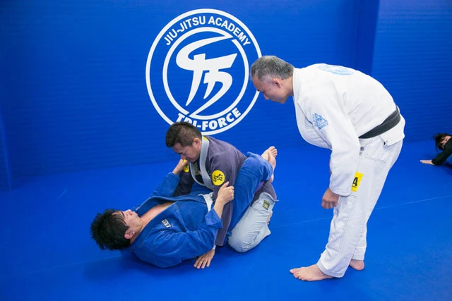 マウントポジションからエスケープしてガードポジションへと導く動きを練習する。レッスンが始まったばかりで、すでに汗だくになる激しさだ