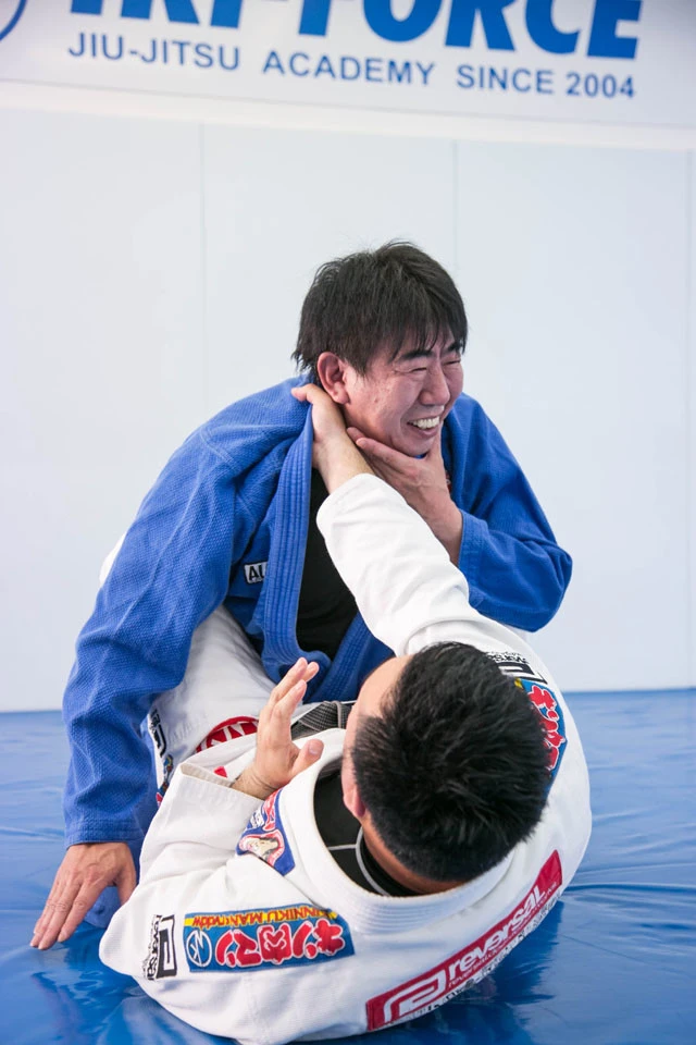 あごをさすり「うーん、マンダム!」などと50代ギャグを飛ばしているのではない。左右の奥襟をつかまれて締められた岡村氏の反応だ