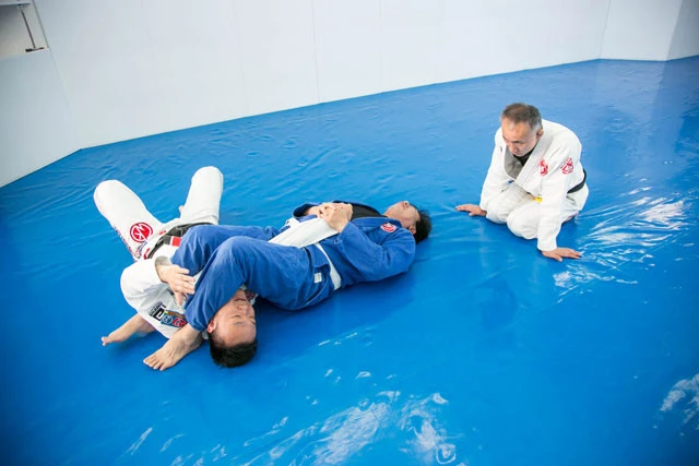 これぞ大技、腕ひしぎ十字固め! 格闘技ファンならずともおなじみの必殺技だが、単に手足で締めるのではない。全身を効果的に使うコツを学ぶ