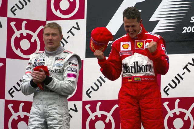 【第４位　２０００年　熾烈な予選を制しシューマッハ勝利。黄金時代の始まり】フェラーリ移籍後初の王座獲得を目指すミハエル・シューマッハが、２位ハッキネンに８ポイント差リードで迎えた第１６戦日本ＧＰ。予選ではわずか１０００分の９秒差でポールポジションを獲ったシューマッハだったが、スタート直後の１コーナーでハッキネンにリードを許してしまう。しかし、シューマッハとフェラーリは緻密なピット戦略でハッキネンを逆転して優勝！　フェラーリ黄金期の幕開けを感じさせた一戦だ