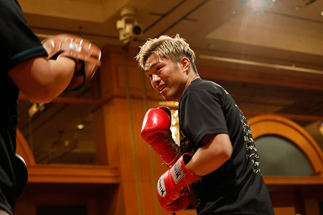 8月26日に世界王座獲得を記念した祝勝会が都内のホテルで開催された。伊藤は関係者の前でスパーリングも披露。会場にはその歩みを支え続けた家族の姿も