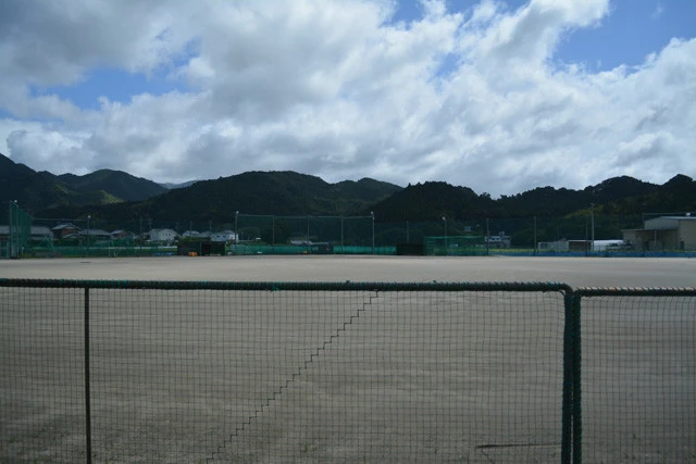 甲子園よりも広い白山高校の野球部グラウンド。ただ、フェンスが低いので硬球が近隣の営農組合事務所の窓ガラスを割ることも多いとか