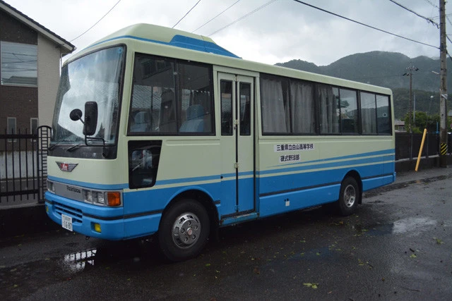 東監督が「ウチの生命線」だと語るオンボロのマイクロバス。白山の野球部は、このエアコンの壊れたバスを使って県内外へ遠征する